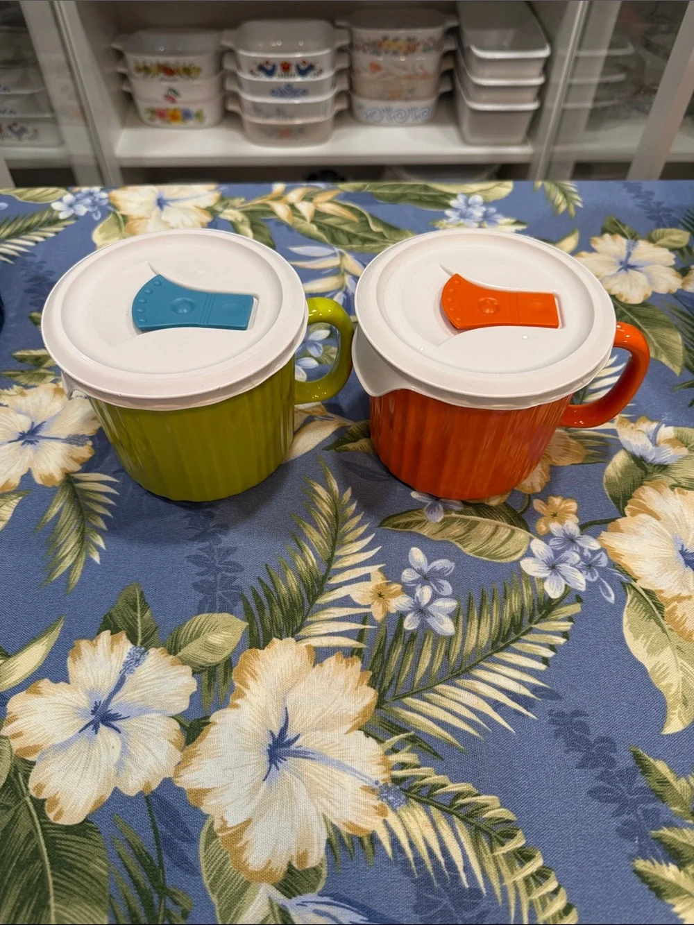 Set of Two Corningware 20 OZ Mugs with Snap Lids Lime Green & Bright Orange